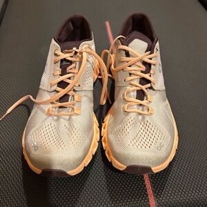 Like new-barely worn ON running/walking sneakers
